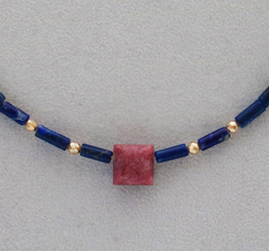 <span>Lapis-Collier mit Tulit auf vergoldetem Draht<br><br><u>125 €</u></span>